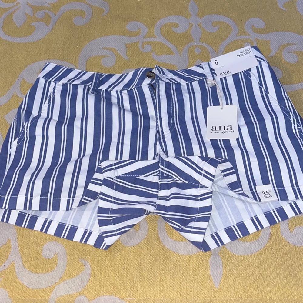 Cute summer time shorts! there a navy/royal blue color and white!! size 6,3.5"